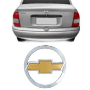 EMBLEMA (GRAVATA) CORSA CLASSIC 03/08 DOURADO E CROMADO (PORTA MALAS)